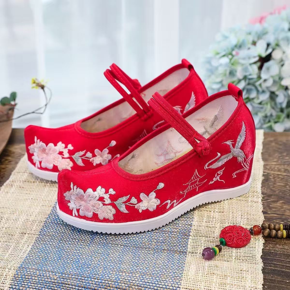 Damskie buty z haftem wewnątrz – Embroidery Shoes recenzja i cena