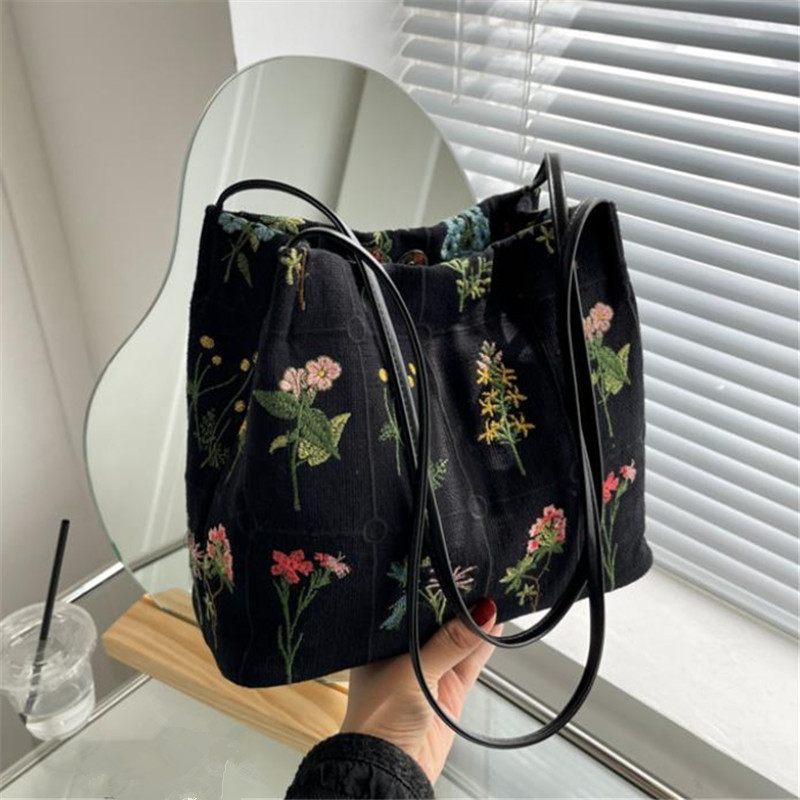 Modna torba typu tote z haftem – Embroidery Workshop recenzja i cena