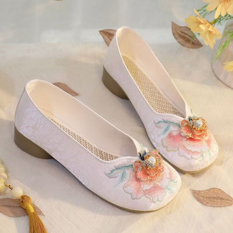 Damskie buty na niskim obcasie – Embroidery Shoes recenzja i cena